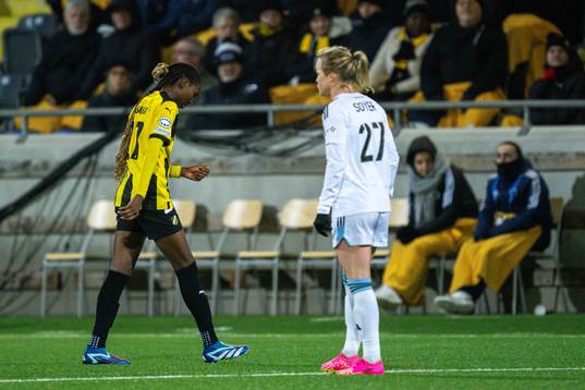 Aisha Masaka of Häcken leave the pitch after injury