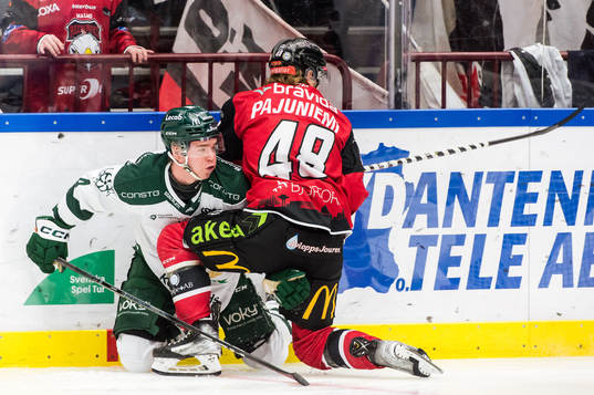 Färjestads Oscar Lawner och Malmö Redhawks Lauri Pajuniemi