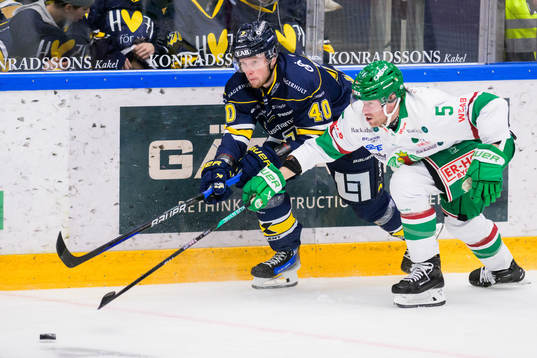 HV71s Oskar Stål-Lyrenäs och Rögles Ludvig Claesson
