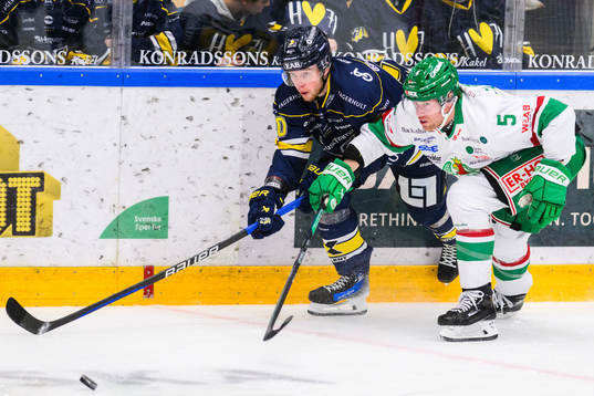 HV71s Oskar Stål-Lyrenäs  och Rögles Ludvig Claesson