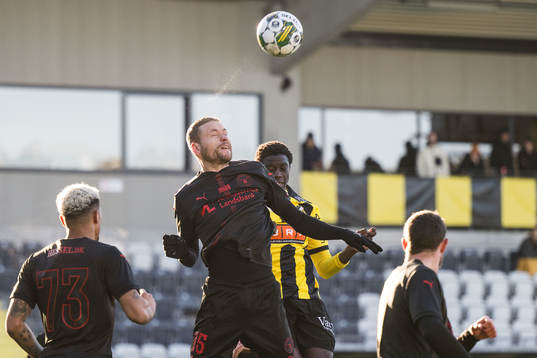 Midtjyllands Sverrir Ingason och Häckens Abdoulaye Faye