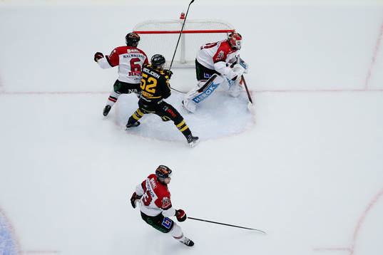 Örebros Filip Berglund och målvakt Jonas Arntzen