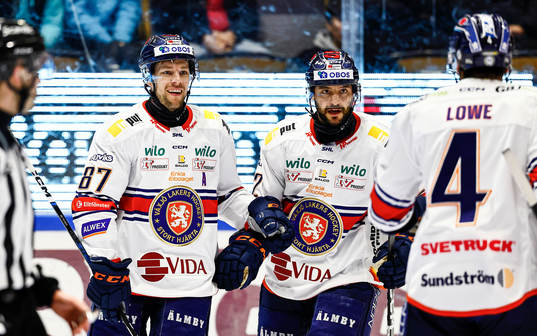 Växjös Robert Rosén och Tobias Rieder jublar