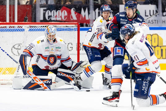 Linköpings Mattias Hävelid, ej i bild, gör 1-1  bakom