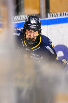 HV71s Suvi Käyhkö jublar