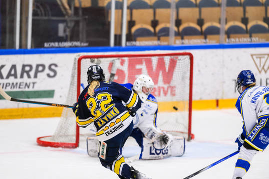 HV71s Suvi Käyhkö jublar