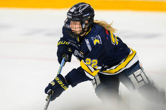 HV71s Suvi Käyhkö jublar