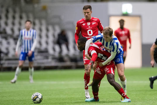 Elfsborgs Andri Fannar Baldursson och Michael Baidoo och Odenses Gustav Grubbe
