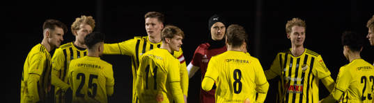 FK Hässleholms lagkapten Axel Henriksson samlar sina gubbar före avspark  i träningsmatchen mellan Hässleholms IF och IFK Hässleholm i Hässleholm 26 januari 2024.