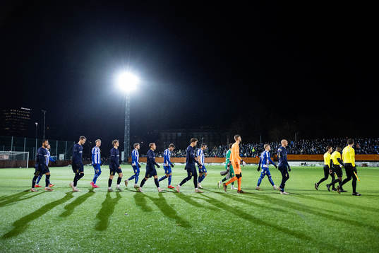Lagen på väg ut på planen innan träningsmatchen i fotboll mellan IFK Göteborg och Halmstad den 26 januari 2024 i Göteborg. 