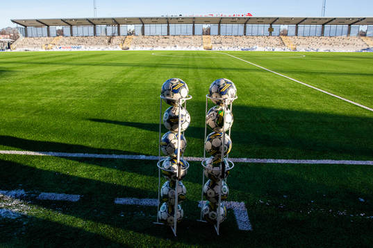 Fotbollar spå konstgräset på Hitachi Energy Arena