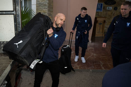 Malmö FFs tränare Henrik Rydström vid ankomsten till spelarhotellet