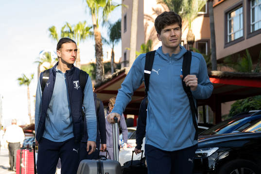 Malmö FFs Elison Makolli och Oliver Berg vid ankomsten till spelarhotellet