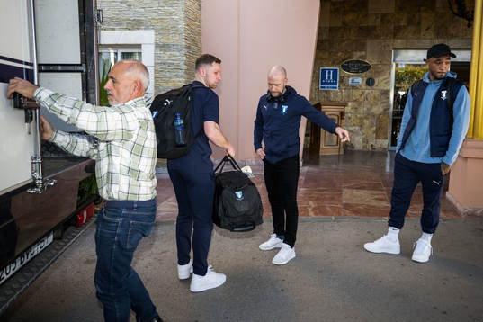 Malmö FFs tränare Henrik Rydström och Derek Cornelius vid ankomsten till spelarhotellet