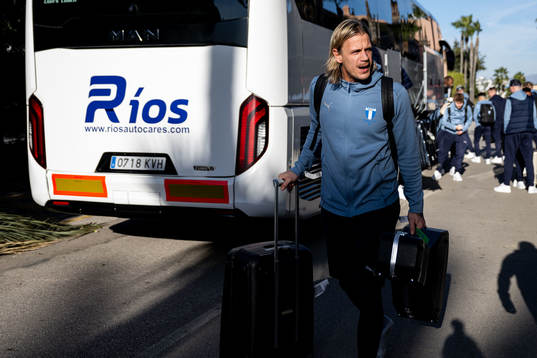 Johan Dahlin vid ankomsten till spelarhotellet