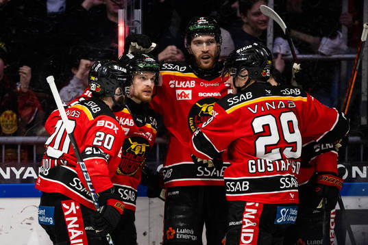 Luleås Brendan Shinnimin och Oscar Eklind jublar