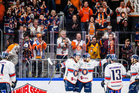 Växjös Eric Martinsson jublar med lagkamrater