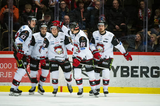 Malmö Redhawks Carl Persson jublar med Lauri Pajuniemi