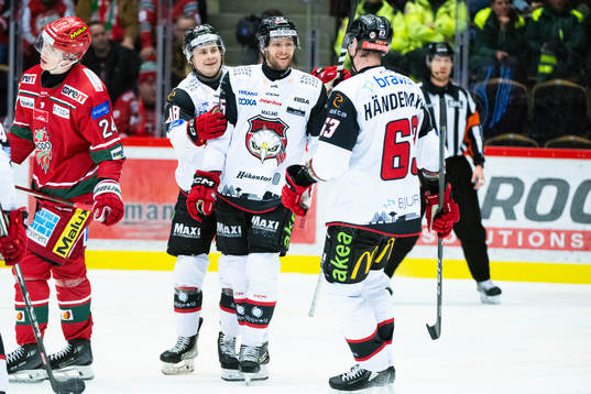 Malmö Redhawks Carl Persson jublar