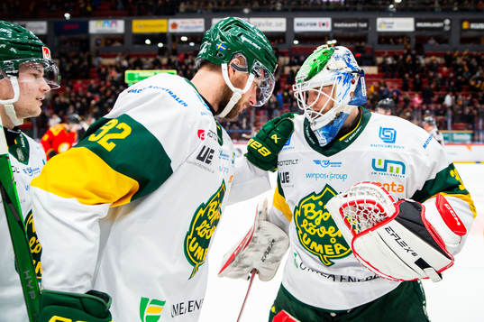 Björklövens Jacob Olofsson och målvakt Niklas Svedberg