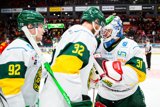 Björklövens Jacob Olofsson och målvakt Niklas Svedberg