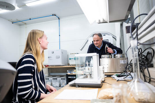 Pernilla Larsson, kemiingenjör, och Peter Gummesson, VD Improve Tec Hönö, i labbet den 29 januari 2024 i Hönö. 