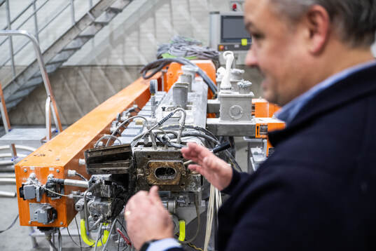Peter Gummesson, VD Improve Tec Hönö, framför maskinen som tillverkar infillmaterial till konstgräsplaner den 29 januari 2024 i Hönö. 