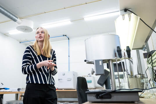 Pernilla Larsson, kemiingenjör Improve Tec Hönö, i labbet den 29 januari 2024 i Hönö. 