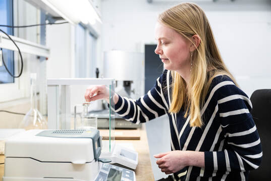 Pernilla Larsson, kemiingenjör Improve Tec Hönö, lägger infillmaterial till konstgärsplaner i en testapparat den 29 januari 2024 i Hönö. 