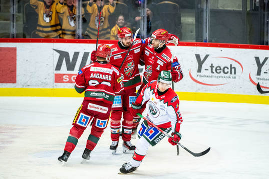 MoDos Josh Dickinson jublar med lagkamrater