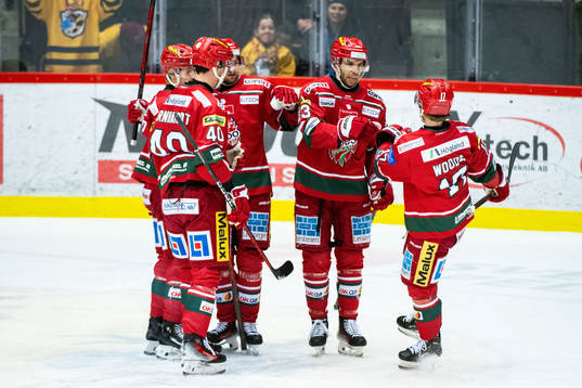 MoDos Josh Dickinson jublar med lagkamrater jublar