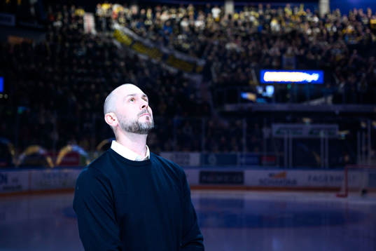 Den tidigare HV71-spelaren Erik Christensen hyllas innan