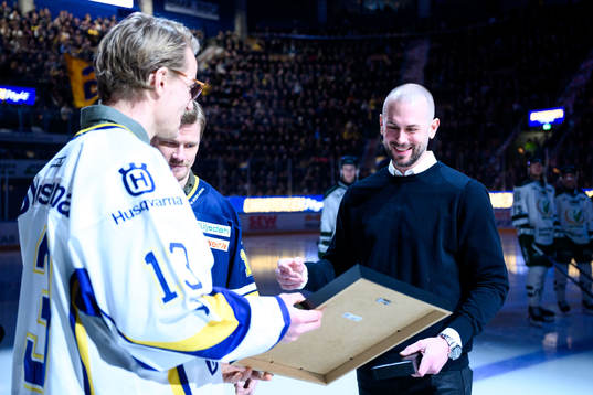 Den tidigare HV71-spelaren Erik Christensen hyllas innan