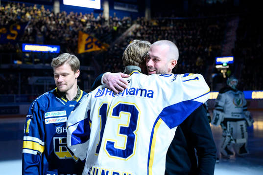 Den tidigare HV71-spelaren Erik Christensen hyllas innan