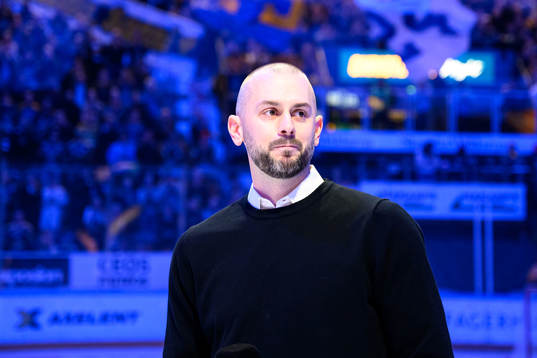 Den tidigare HV71-spelaren Erik Christensen hyllas innan