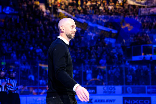 Den tidigare HV71-spelaren Erik Christensen hyllas innan