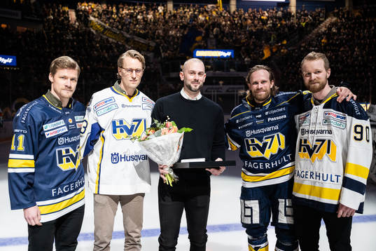 Den tidigare HV71-spelaren Erik Christensen hyllas innan