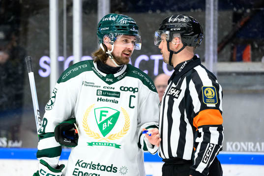 Färjestads Linus Johansson pratar med domaren