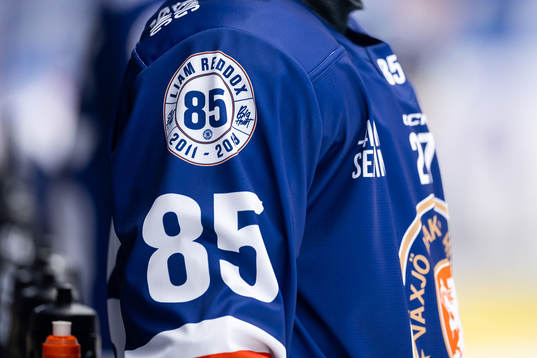 Växjös spelare värmer upp med Liam Reddox tröjnummer