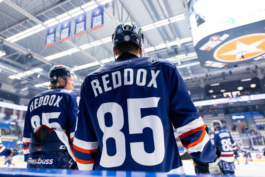 Växjös spelare värmer upp med Liam Reddox tröjnummer