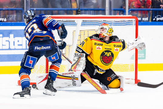 Växjös Dylan McLaughlin oroar vid Luleås målvakt Joel