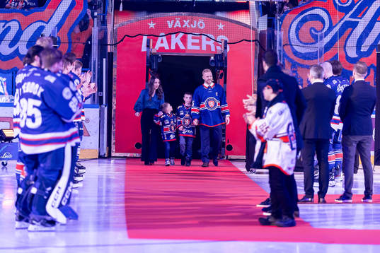 Den tidigare Växjöspelaren Liam Reddox med familj hyllas