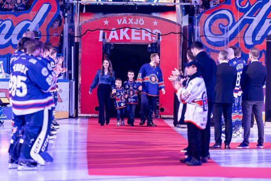 Den tidigare Växjöspelaren Liam Reddox med familj hyllas