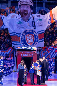 Den tidigare Växjöspelaren Liam Reddox med familj hyllas