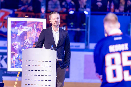 Växjös sportchef Henrik Evertsson när Liam Reddox hyllas