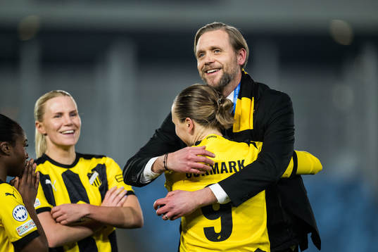 Filippa Curmark of Häcken celebrates with club manager Marcus Jodin