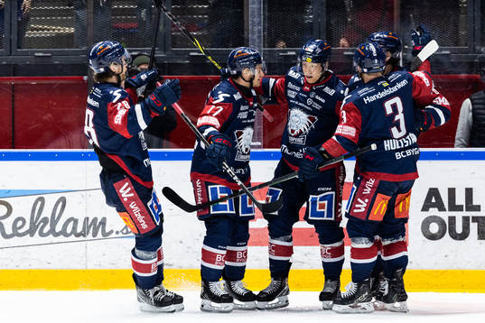 Linköpings Vilmos Gallo jublar med lagkamrater