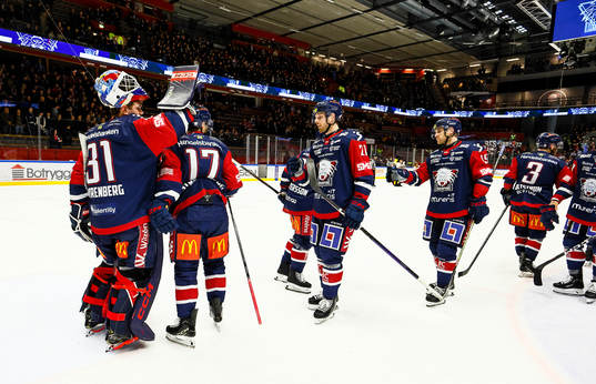 Linköpings spelare tackar målvakt Jesper Myrenberg