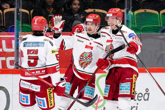 MoDos August Berg, Adam Pettersson och Sampo Ranta jublar