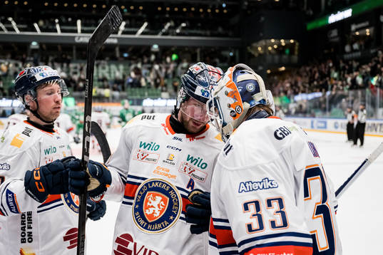 Växjös Martin Lundberg och målvakt Emil Larmi jublar